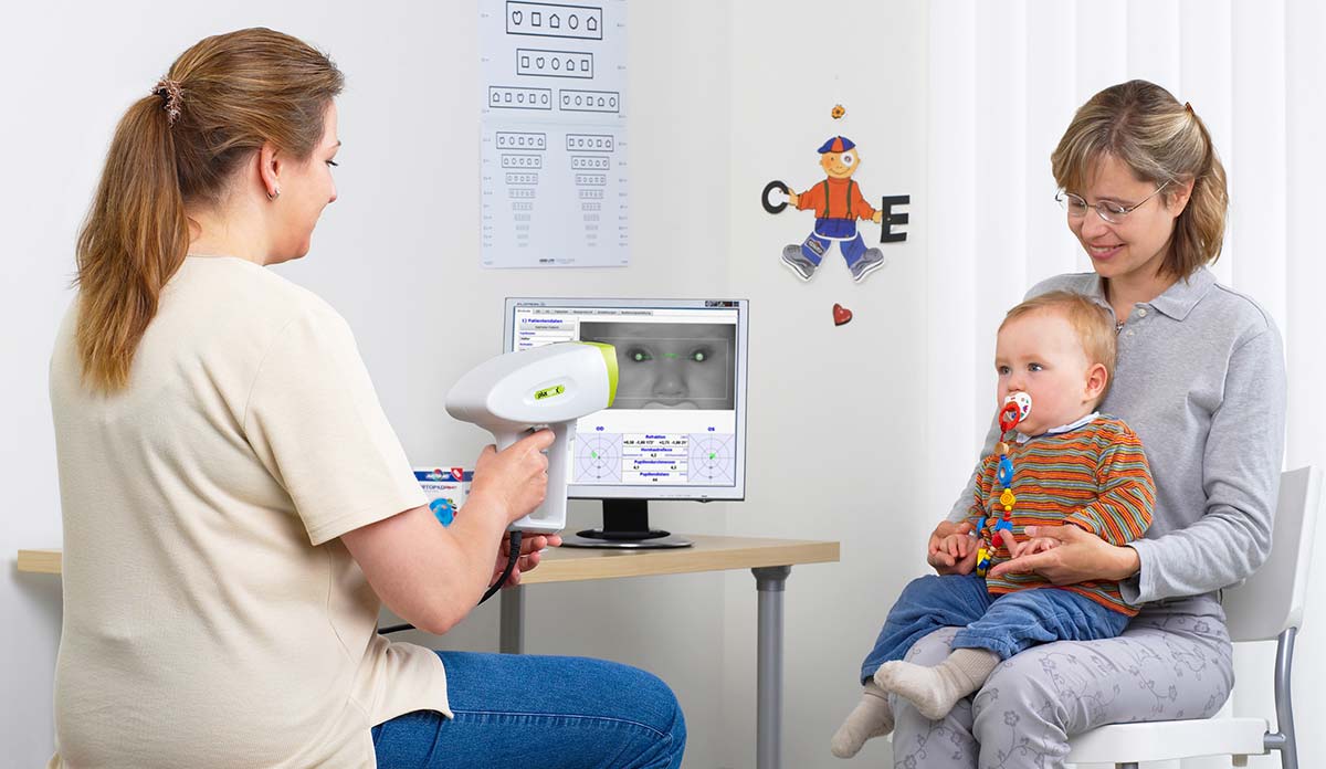 уже в первые годы жизни малыша необходимо показать офтальмологу